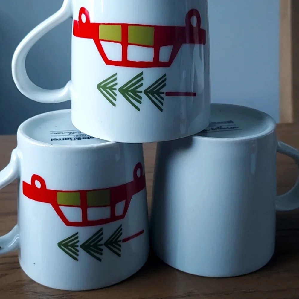 Crate & Barrel YULE TOWN Julie Rothman 3” Mugs